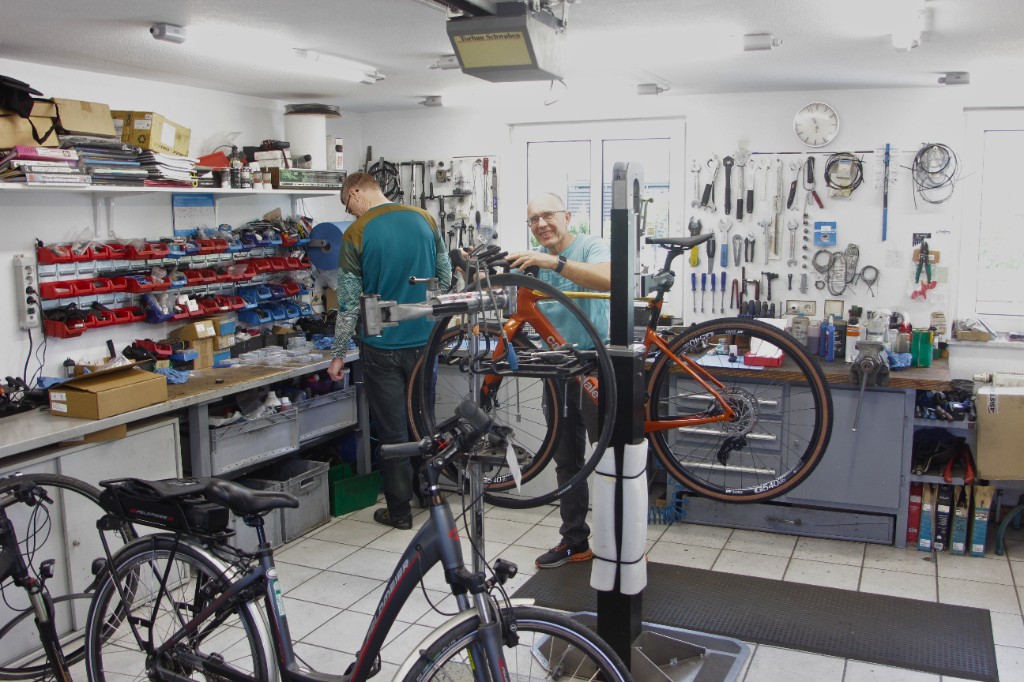 Mechaniker bei der Fahrradreparatur in der Werkstatt von Radsport Ziller